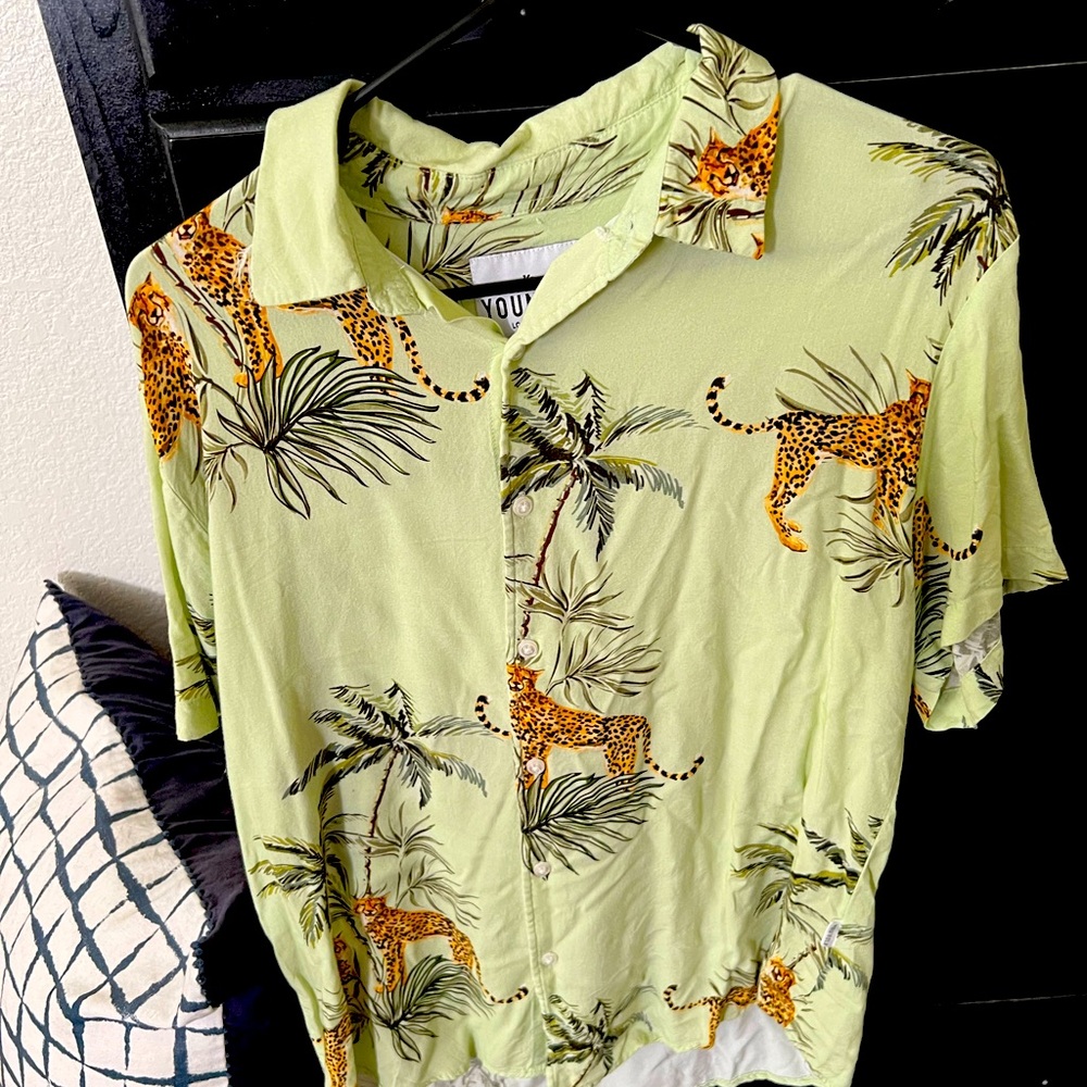 YoungLA Light Green Cheetah Print Summer Shirt Men’s Size Medium